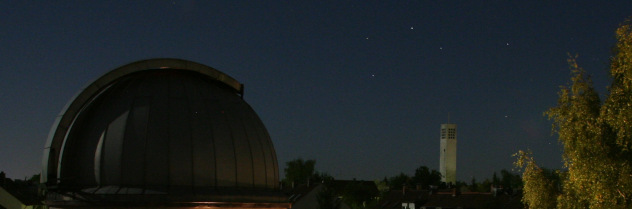 Sternwartenkuppel bei Nacht